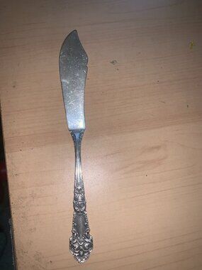 REED AND BARTON STERLING SILVER 7" BUTTER/FISH KNIFE SELLING AS IS LOOK